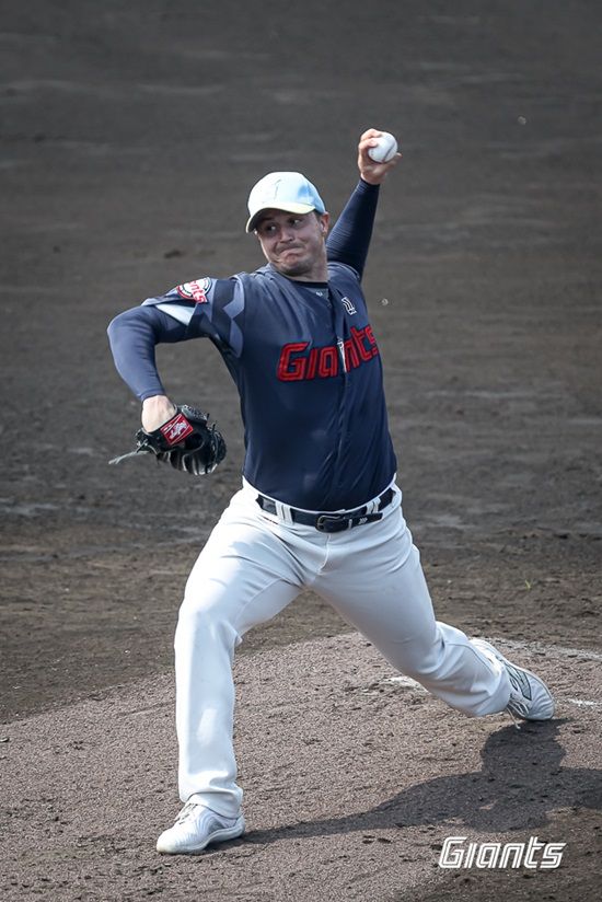 롯데 자이언츠 투수 터커 데이비슨이 미야자키 구춘대회 경기에 등판해 투구하고 있다. 롯데 자이언츠