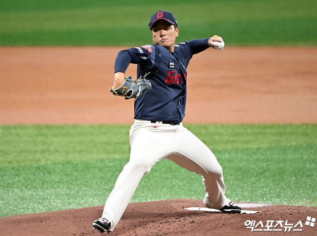 30일 오후 서울 구로구 고척스카이돔에서 열린 '2024 신한 SOL Bank KBO리그' 롯데 자이언츠와 키움 히어로즈의 경기, 1회말 롯데 선발투수 정현수가 공을 힘차게 던지고 있다. 엑스포츠뉴스 DB