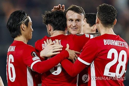 안지 포스테코글루 감독이 이끄는 토트넘은 7일(한국시간) 네덜란드 알크마르에 위치한 AFAS 스타디온에서 열린 알크마르(네덜란드)와의 2024-25시즌 유럽축구연맹(UEFA) 유로파리그 16강 1차전 원정 경기에서 전반 18분경 나온 루카스 베리발의 자책골로 인해 0-1 패했다. 토트넘은 이번 대회에서 맨체스터 유나이티드와 함께 가장 강력한 우승후보로 꼽혔으나 연봉에서만 10분의1에 불과한 알크마르에 패하면서 16강 탈락 위기에 몰렸다. 연합뉴스