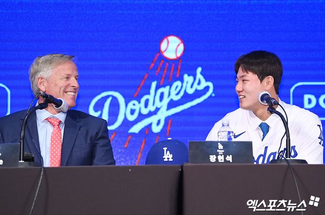 14일 오후 서울 청파로 서울드래곤시티호텔 그랜드볼룸 한라에서 열린 '장현석 LA다저스 입단 기자회견'에 참석한 존 디블 태평양지역 스카우팅 디렉터가 장현석을 보며 미소를 보이고 있다. 엑스포츠뉴스 DB