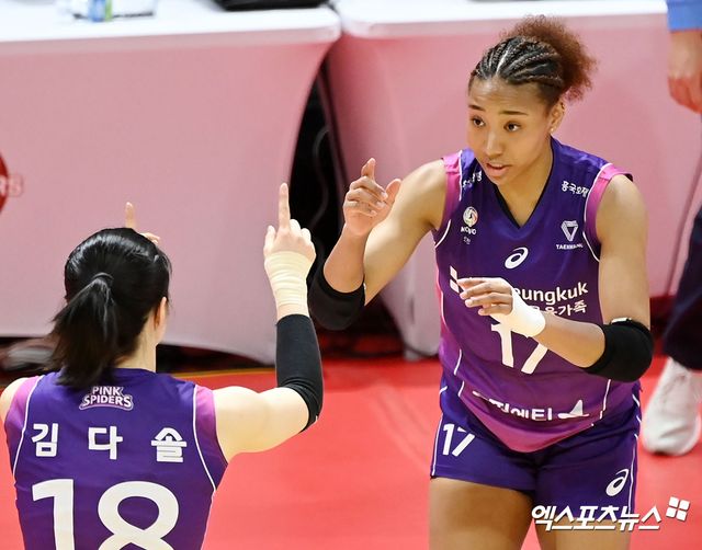 8일 오후 광주광역시 풍암동 페퍼스타디움에서 열린 ‘도드람 2023-2024 V-리그’ 페퍼저축은행과 흥국생명의 경기, 흥국생명 레이나가 득점 후 기뻐하고 있다. 엑스포츠뉴스 DB