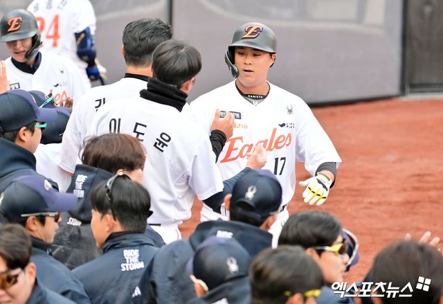 6일 오후 대전 한화생명 볼파크에서 열린 한화 청백전 경기, 한화 권광민이 만루 홈런을 날린 후 하이파이브를 하고 있다. 대전, 김한준 기자