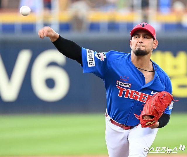 6일 오후 광주-KIA챔피언스필드에서 열린 '2023 신한은행 SOL KBO리그' 한화 이글스와 KIA 타이거즈의 경기, 1회초 KIA 선발투수 산체스가 공을 힘차게 던지고 있다. 엑스포츠뉴스 DB