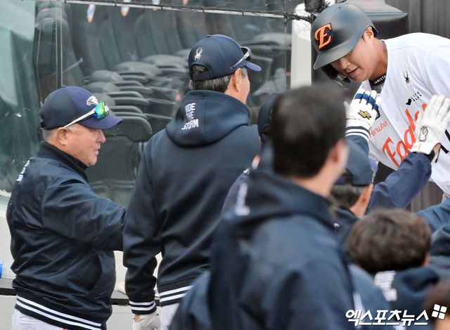 6일 오후 대전 한화생명 볼파크에서 열린 한화 청백전 경기, 한화 김경문 감독이 만루 홈런을 날린 권광민과 하이파이브를 하고 있다. 대전, 김한준 기자