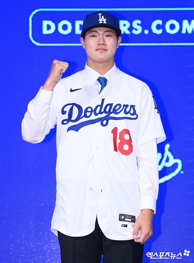 14일 오후 서울 청파로 서울드래곤시티호텔 그랜드볼룸 한라에서 열린 '장현석 LA다저스 입단 기자회견'에 참석한 장현석이 포즈를 취하고 있다. 엑스포츠뉴스 DB