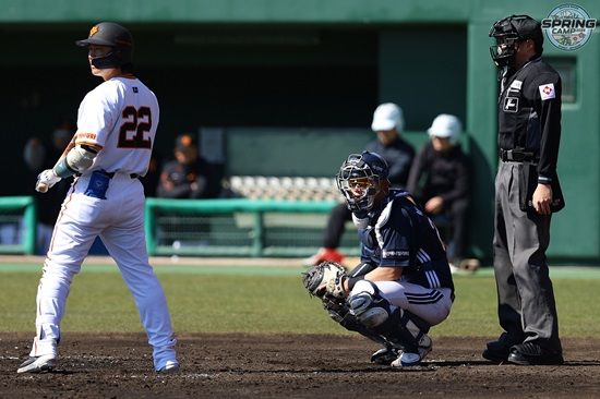 두산 베어스 포수 박민준이 주전 포수 양의지의 뒤를 받힐 세이브 포수로 성장하고자 한다. 두산 베어스