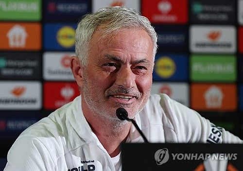 영국 스카이스포츠가 6일(한국시간) 현재 페네르바체 감독을 맡고 있는 무리뉴 감독이 셀틱이나 레인저스 등 스코티시 프리미어십에서 일할 생각이 있다고 말했다.&nbsp;연합뉴스