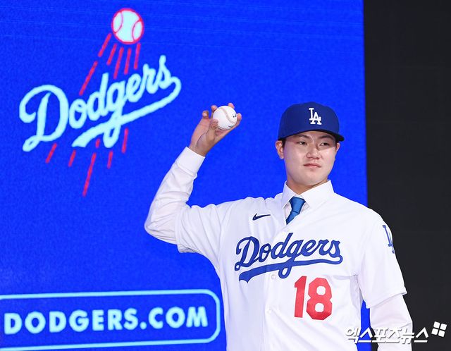 14일 오후 서울 청파로 서울드래곤시티호텔 그랜드볼룸 한라에서 열린 '장현석 LA다저스 입단 기자회견'에 참석한 장현석이 포즈를 취하고 있다. 엑스포츠뉴스 DB
