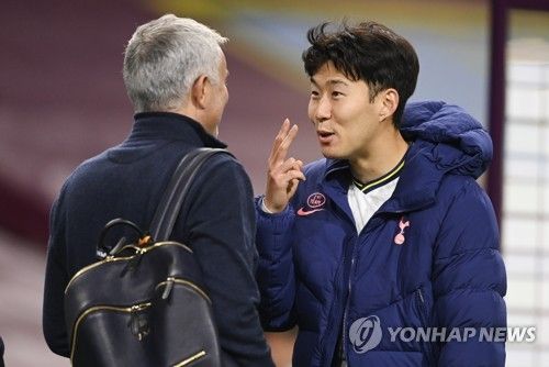 영국 스카이스포츠가 6일(한국시간) 현재 페네르바체 감독을 맡고 있는 무리뉴 감독이 셀틱이나 레인저스 등 스코티시 프리미어십에서 일할 생각이 있다고 말했다.&nbsp;연합뉴스