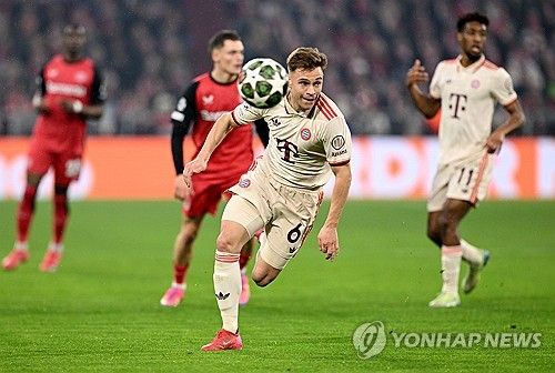 뱅상 콤파니 감독이 이끄는 바이에른 뮌헨이 6일(한국시간) 독일 바이에른주 뮌헨에 있는 푸스발 아레나 뮌헨에서 열린 바이엘 레버쿠젠과의 2024-2025시즌 유럽축구연맹(UEFA) 챔피언스리그 16강 1차전에서 3-0 완승을 거뒀다.&nbsp;김민재도 후반 막판 교체되기 전까지 발목을 다쳤음에도 불구하고 안정적인 활약을 선보이며 팀의 무실점 승리를 이끌었다.&nbsp;연합뉴스