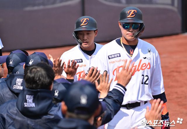 6일 오후 대전 한화생명 볼파크에서 열린 한화 청백전 경기, 한화 황영묵과 채은성이 득점에 성공한 후 하이파이브를 하고 있다. 대전, 김한준 기자