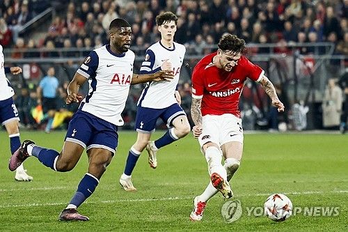 안지 포스테코글루 감독이 이끄는 토트넘은 7일(한국시간) 네덜란드 알크마르에 위치한 AFAS 스타디온에서 열린 알크마르(네덜란드)와의 2024-25시즌 유럽축구연맹(UEFA) 유로파리그 16강 1차전 원정 경기에서 전반 18분경 나온 루카스 베리발의 자책골로 인해 0-1 패했다. 토트넘은 이번 대회에서 맨체스터 유나이티드와 함께 가장 강력한 우승후보로 꼽혔으나 연봉에서만 10분의1에 불과한 알크마르에 패하면서 16강 탈락 위기에 몰렸다. 연합뉴스