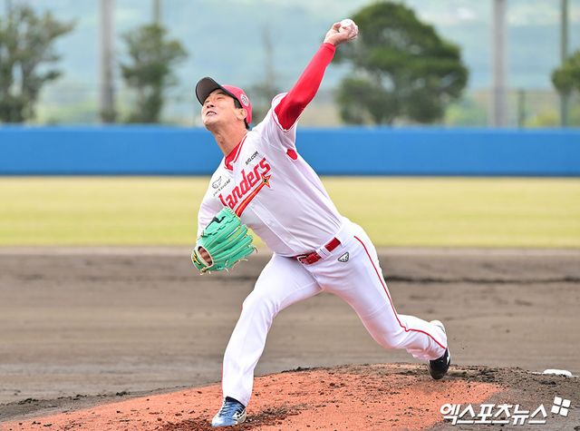 24일 오전 일본 오키나와 고친다 구장에서 진행된 SSG 랜더스 스프링캠프, SSG 김광현이 라이브 피칭을 하고 있다. 엑스포츠뉴스 DB