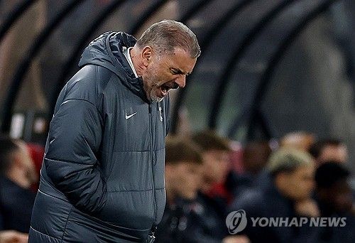안지 포스테코글루 감독이 이끄는 토트넘은 7일(한국시간) 네덜란드 알크마르에 위치한 AFAS 스타디온에서 열린 알크마르(네덜란드)와의 2024-25시즌 유럽축구연맹(UEFA) 유로파리그 16강 1차전 원정 경기에서 전반 18분경 나온 루카스 베리발의 자책골로 인해 0-1 패했다. 토트넘은 이번 대회에서 맨체스터 유나이티드와 함께 가장 강력한 우승후보로 꼽혔으나 연봉에서만 10분의1에 불과한 알크마르에 패하면서 16강 탈락 위기에 몰렸다. 연합뉴스