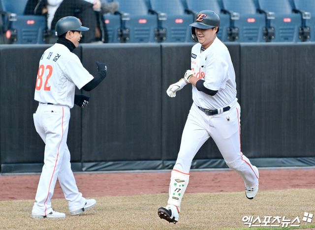 6일 오후 대전 한화생명 볼파크에서 열린 한화 청백전 경기, 한화 권광민이 만루 홈런을 날린 후 그라운드를 돌고 있다. 대전, 김한준 기자