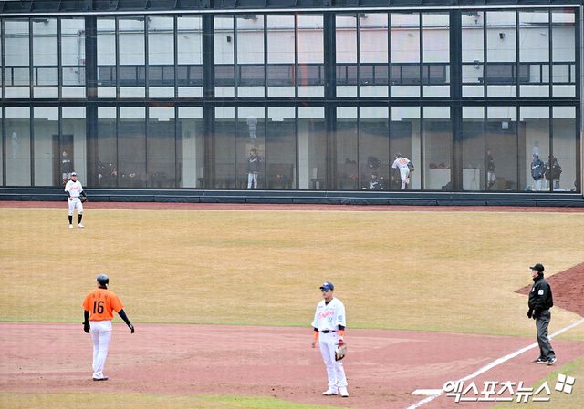 6일 오후 대전 한화생명 볼파크에서 열린 한화 청백전 경기, 경기 중 불펜 투수들의 웜업 모습을 볼 수 있는 몬스터월. 대전, 김한준 기자