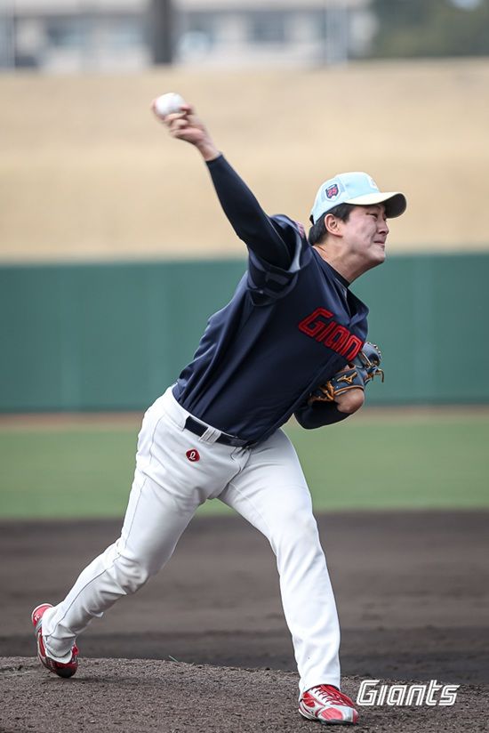 롯데 자이언츠 투수 김원중이 일본 미야자키 스프링캠프 연습경기 마운드에 올라 투구하고 있다. 롯데 자이언츠