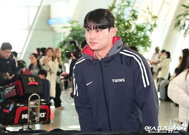 LG 트윈스 선수단이 스프링캠프를 위해 23일 오전 인천국제공항을 통해 미국으로 출국했다. LG 김영우가 출국장으로 향하고 있다. 엑스포츠뉴스 DB