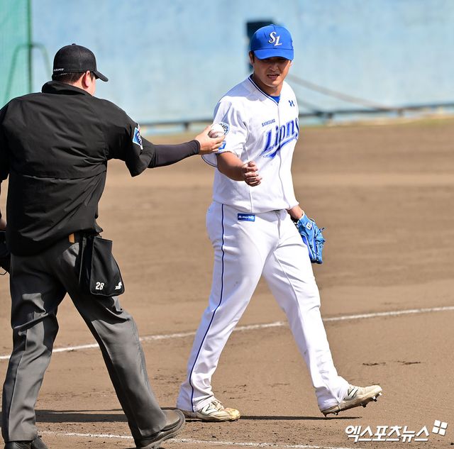 2일 오후 일본 오키나와 온나손 아카마 구장에서 열린 KIA 타이거즈와 삼성 라이온즈의 연습경기, 삼성 최원태가 폭투를 한 후 주심에게 을 건네받고 있다. 엑스포츠뉴스 DB