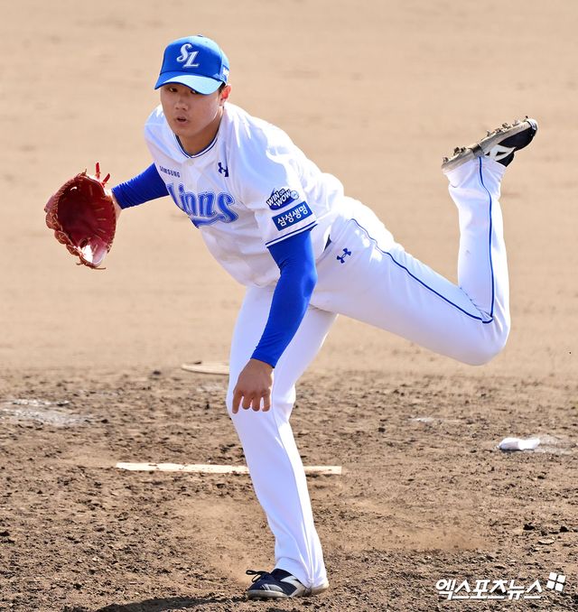 2일 오후 일본 오키나와 온나손 아카마 구장에서 열린 KIA 타이거즈와 삼성 라이온즈의 연습경기, 7회초 삼성 배찬승이 공을 힘차게 던지고 있다. 엑스포츠뉴스 DB