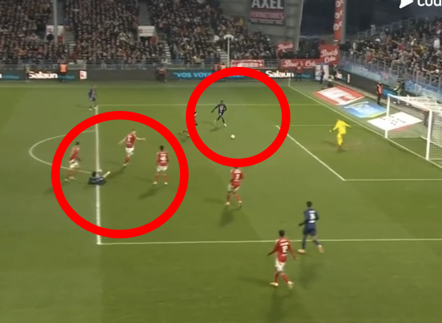 이강인이 현 소속팀인 프랑스 파리 생제르맹에서 위기론에 휩싸인 가운데 지난 1월 그에게 러브콜을 보낸 것으로 알려졌던 아스널이 여전히 그에 대한 관심을 갖고 있다는 보도가 나왔다. '디 애슬레틱'의 알렉스 베이커는 8일 자신의 채널을 통해 지난달 초 열렸던 PSG-브레스트에서의 이강인 시즌 4호 어시스트 장면을 다시 회상한 뒤 월드클래스 어시스트라고 극찬하면서 아스널이 여전히 그에 대한 관심을 유지하고 있다고 주장했다. 중계화면