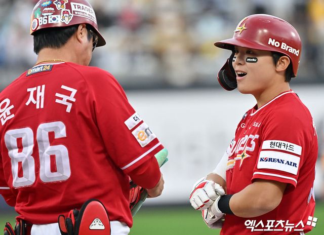 1일 오후 수원KT위즈파크에서 열린 '2024 신한 SOL Bank KBO리그' SSG 랜더스와 KT 위즈의 5위 결정전 경기, 3회초 1사 2루 SSG 정준재가 동점 적시타를 날린 후 기뻐하고 있다. 엑스포츠뉴스 DB