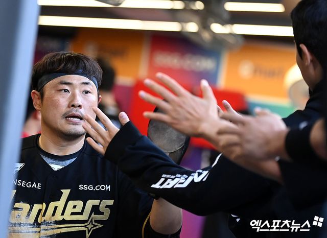 24일 오후 인천SSG랜더스필드에서 열린 '2024 신한 SOL Bank KBO리그' 한화 이글스와 SSG 랜더스의 경기, 2회말 2사 1,2루 SSG 이지영이 고명준의 2타점 2루타때 득점에 성공한 후 더그아웃에서 하이파이브를 하고 있다. 엑스포츠뉴스 DB