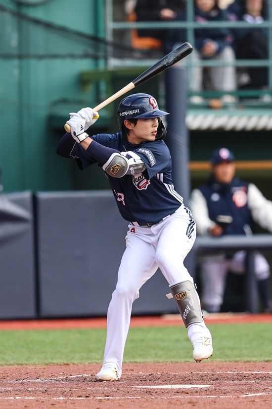 두산 베어스가 8일 시범경기 한화 이글스전에서 마운드와 타선의 고른 활약 속에 6-4로 승리했다. 두산 베어스