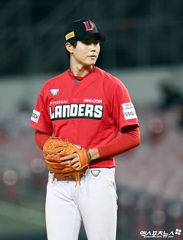 25일 오후 광주-기아 챔피언스필드에서 열린 '2021 신한은행 SOL KBO리그' SSG 랜더스와 KIA 타이거즈의 경기, 8회말 SSG 정동윤이 공을 힘차게 던지고 있다. 엑스포츠뉴스 DB