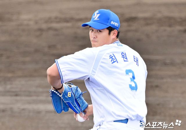 25일 오후 일본 오키나와 온나손 구장에서 열린 SSG 랜더스와 삼성 라이온즈의 연습경기, 3회초 삼성 최원태가 공을 힘차게 던지고 있다. 엑스포츠뉴스 DB