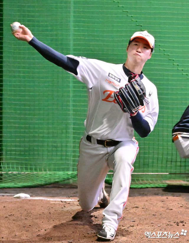 한화 이글스 투수 엄상백이 8일 시범경기 첫 경기 두산전에 선발 등판해 3.2이닝 3실점을 기록했다. 엑스포츠뉴스 DB