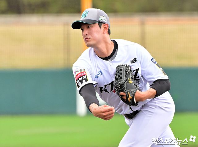 KT 위즈 고영표가 올해 스프링캠프 연습경기에 등판해 투구하고 있다. 엑스포츠뉴스 DB