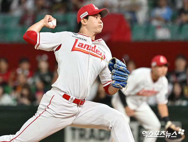 30일 오후 인천SSG랜더스필드에서 열린 '2024 신한 SOL Bank KBO리그' 키움 히어로즈와 SSG 랜더스의 경기, 9회초 1사 1,3루 SSG 정동윤이 공을 힘차게 던지고 있다. 엑스포츠뉴스 DB