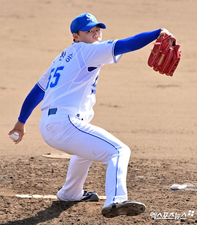 2일 오후 일본 오키나와 온나손 아카마 구장에서 열린 KIA 타이거즈와 삼성 라이온즈의 연습경기, 7회초 삼성 배찬승이 공을 힘차게 던지고 있다. 엑스포츠뉴스 DB