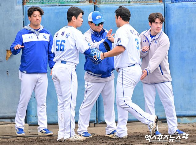 25일 오후 일본 오키나와 온나손 구장에서 열린 SSG 랜더스와 삼성 라이온즈의 연습경기, 4회초 수비를 마친 삼성 최원태가 더그아웃에서 하이파이브를 하고 있다. 엑스포츠뉴스 DB