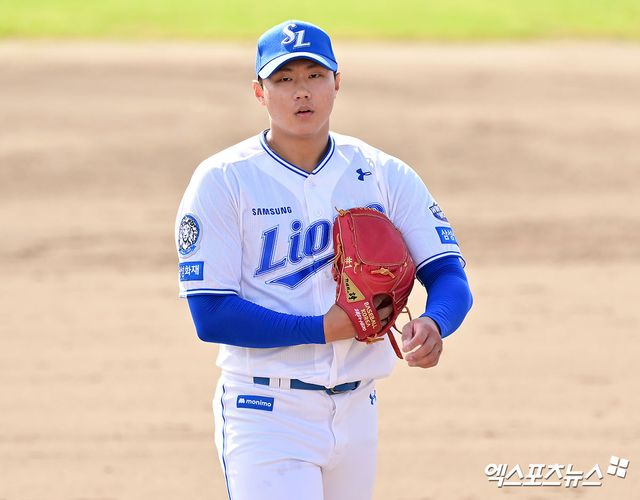 2일 오후 일본 오키나와 온나손 아카마 구장에서 열린 KIA 타이거즈와 삼성 라이온즈의 연습경기, 7회초 수비를 마친 삼성 배찬승이 더그아웃으로 향하고 있다. 엑스포츠뉴스 DB