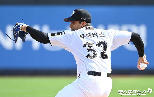 KT 위즈 선발투수 윌리엄 쿠에바스가 지난해 포스트시즌 경기에 선발 등판해 투구하고 있다. 엑스포츠뉴스 DB