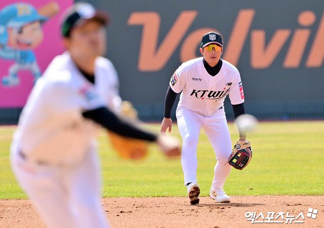 KT 위즈 황재균이 8일 수원 KT위즈파크에서 열린 LG 트윈스와의 시범경기에 2루수로 선발 출전해 수비하고 있다. 수원, 김한준 기자