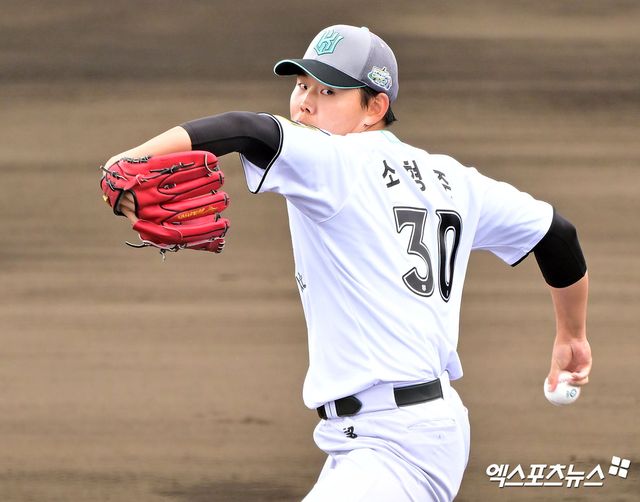 KT 위즈 소형준이 올해 스프링캠프 연습경기에 등판해 투구하고 있다. 엑스포츠뉴스 DB