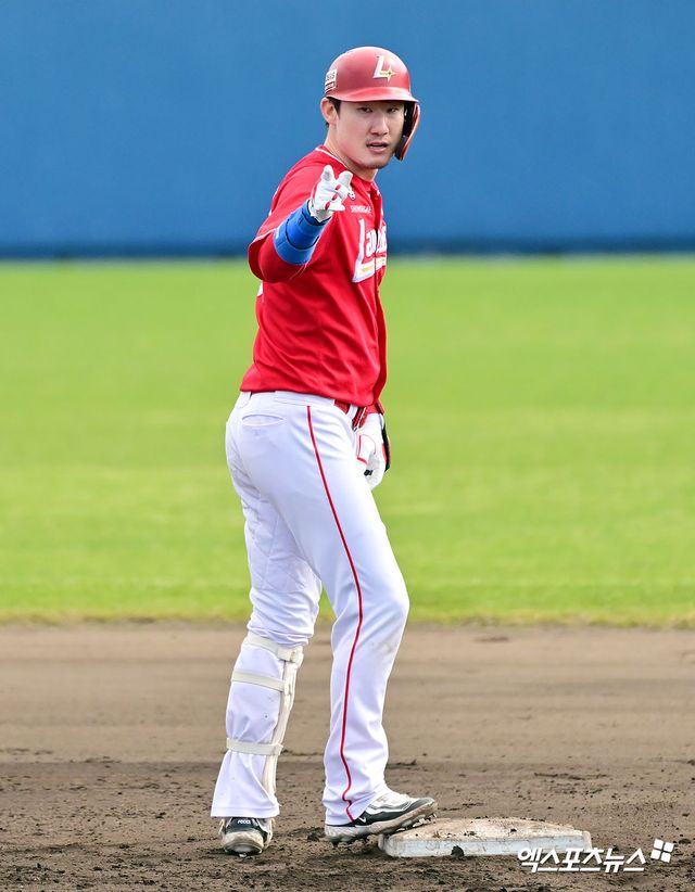 25일 오후 일본 오키나와 온나손 구장에서 열린 SSG 랜더스와 삼성 라이온즈의 연습경기, 7회초 SSG 오태곤이 좌전안타를 날린 후 세리머니를 하고 있다. 엑스포츠뉴스 DB