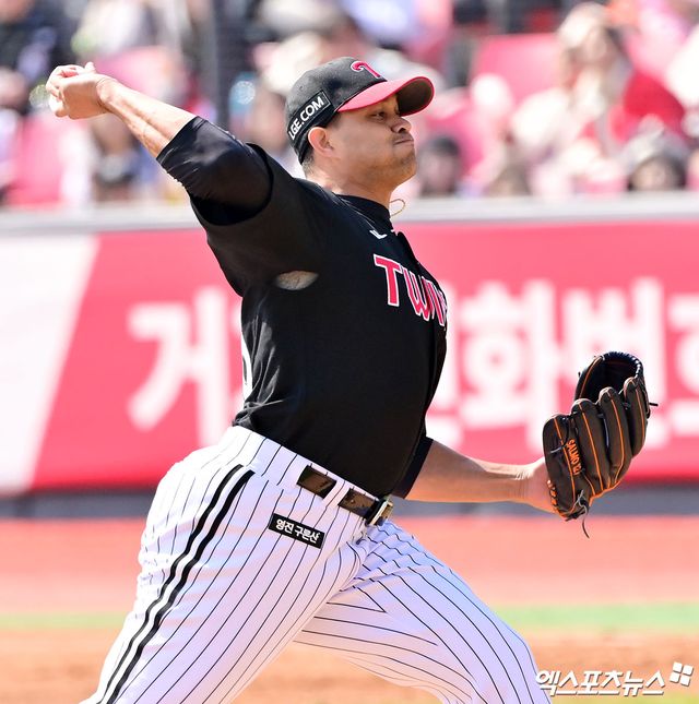 LG 트윈스 요니 치리노스가 8일 수원 KT위즈파크에서 열린 KT 위즈와의 시범경기에 선발 등판해 투구하고 있다. 수원, 김한준 기자