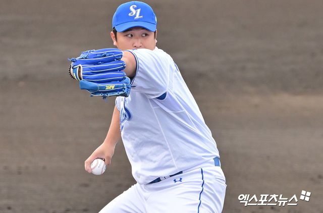 25일 오후 일본 오키나와 온나손 구장에서 열린 SSG 랜더스와 삼성 라이온즈의 연습경기, 3회초 삼성 최원태가 공을 힘차게 던지고 있다. 엑스포츠뉴스 DB