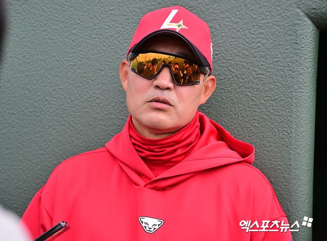 28일 오후 일본 오키나와 구시가와 구장에서 열리는 KT 위즈와 SSG 랜더스의 연습경기, SSG 이숭용 감독이 취재진과 대화를 나누고 있다. 엑스포츠뉴스 DB