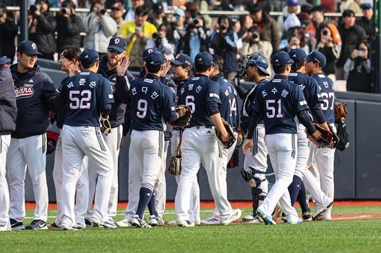두산 베어스가 8일 시범경기 한화 이글스전에서 마운드와 타선의 고른 활약 속에 6-4로 승리했다. 두산 베어스