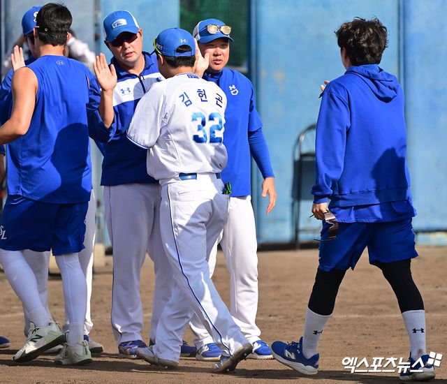 2일 오후 일본 오키나와 온나손 아카마 구장에서 열린 KIA 타이거즈와 삼성 라이온즈의 연습경기, 삼성이 KIA에 8:4로 승리했다. 이날 경기에서 승리한 삼성 박진만 감독이 선수단과 하이파이브를 하고 있다. 엑스포츠뉴스 DB