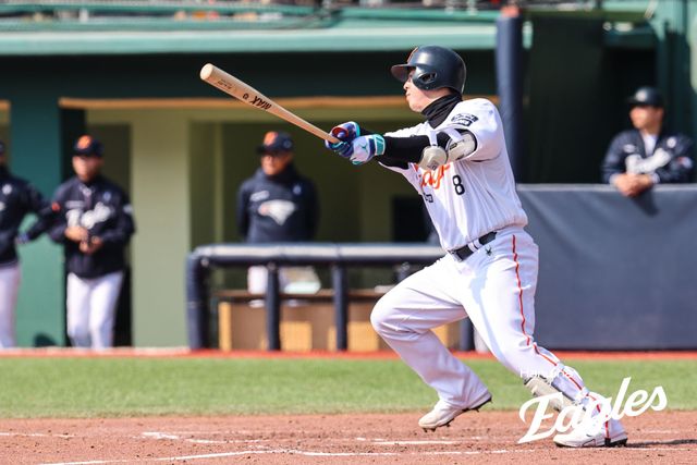 9일 청주야구장에서 열린 2025 KBO리그 두산 베어스와 한화 이글스의 경기, 한화 노시환이 안타를 치고 있다. 한화 이글스