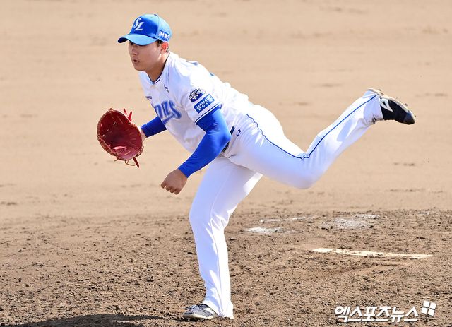 2일 오후 일본 오키나와 온나손 아카마 구장에서 열린 KIA 타이거즈와 삼성 라이온즈의 연습경기, 7회초 삼성 배찬승이 공을 힘차게 던지고 있다. 엑스포츠뉴스 DB