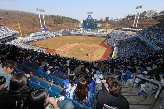 9일 오후 대구삼성라이온즈파크에서 열린 2025 신한 SOL Bank KBO리그 시범경기 SSG 랜더스와 삼성 라이온즈의 경기, 티켓 2만3063장이 모두 판매됐다. 삼성 라이온즈
