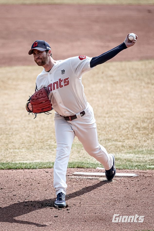 롯데 자이언츠 에이스 찰리 반즈가 9일 부산 사직야구장에서 열린 2025 신한 SOL Bank KBO 시범경기 2차전에서 KIA 타이거즈를 상대로 4이닝 무실점 호투를 펼쳤다. 사진 롯데 자이언츠
