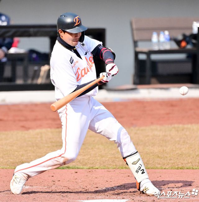 6일 오후 대전 한화생명 볼파크에서 열린 한화 청백전 경기, 한화 심우준이 타격을 하고 있다. 엑스포츠뉴스DB